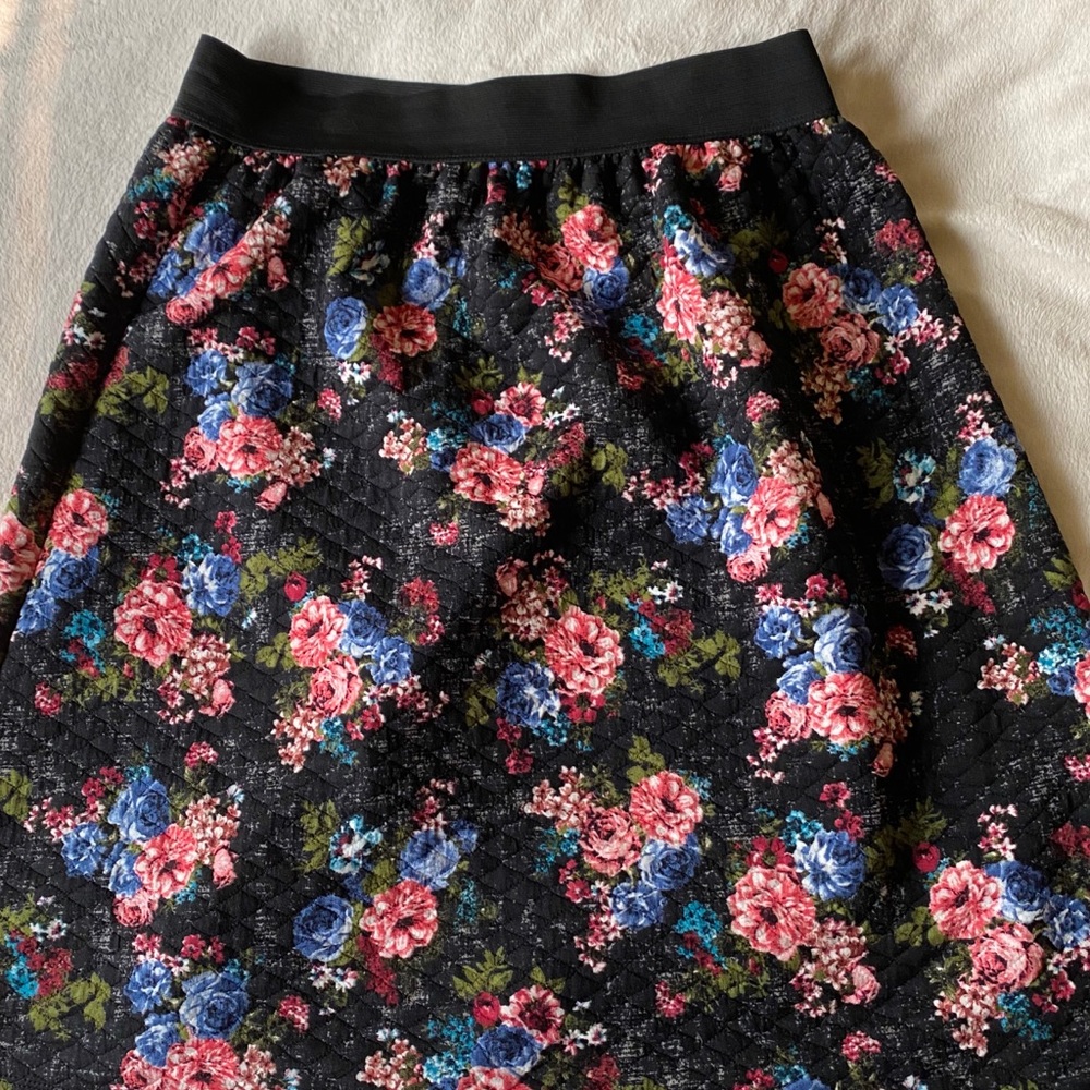Never worn- retro floral quilted skirt - Picture 2 of 3